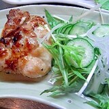 カリカリ＆ジューシー、鶏肉グリル焼き
